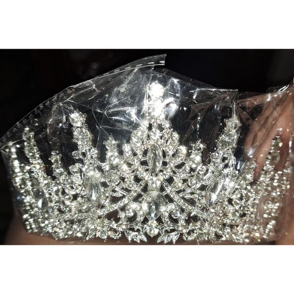 Beautiful Rhinestone Tiara for Brides Quinceanera Pageants Princess Queen & More - Picture 12 of 12